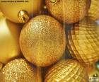 Золотые шары на Рождество